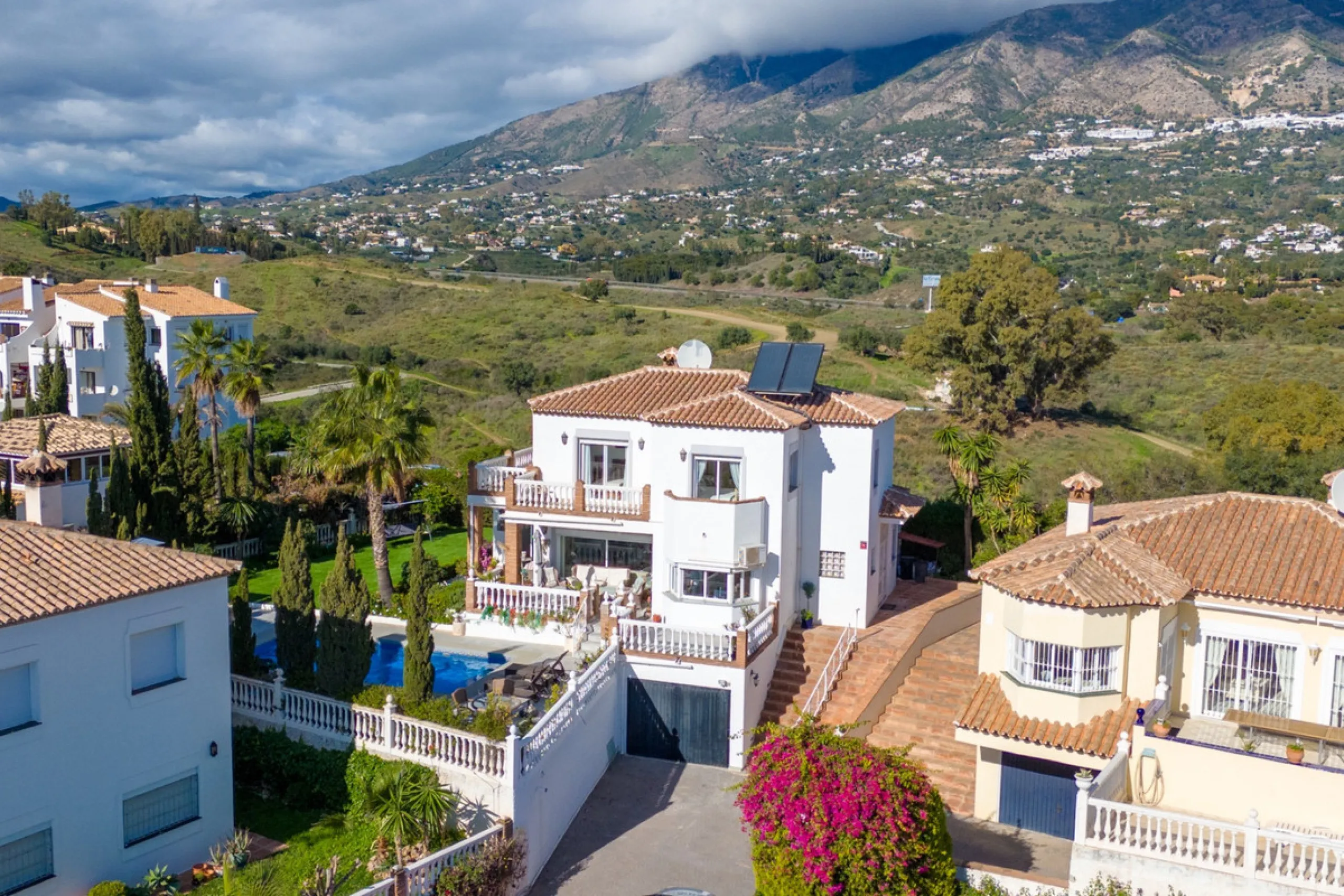 House - Detached Villa в продаже в Mijas, Málaga. В доме 3 спален и 4 ванных комнат. Площадь дома 250 м². Площадь участка 900 м²