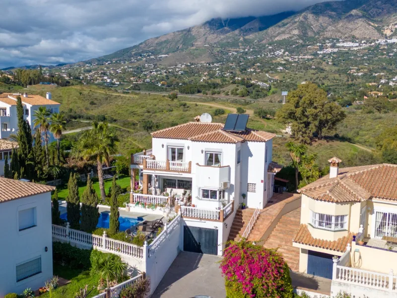 House - Detached Villa в продаже в Mijas, Málaga. В доме 3 спален и 4 ванных комнат. Площадь дома 250 м². Площадь участка 900 м²