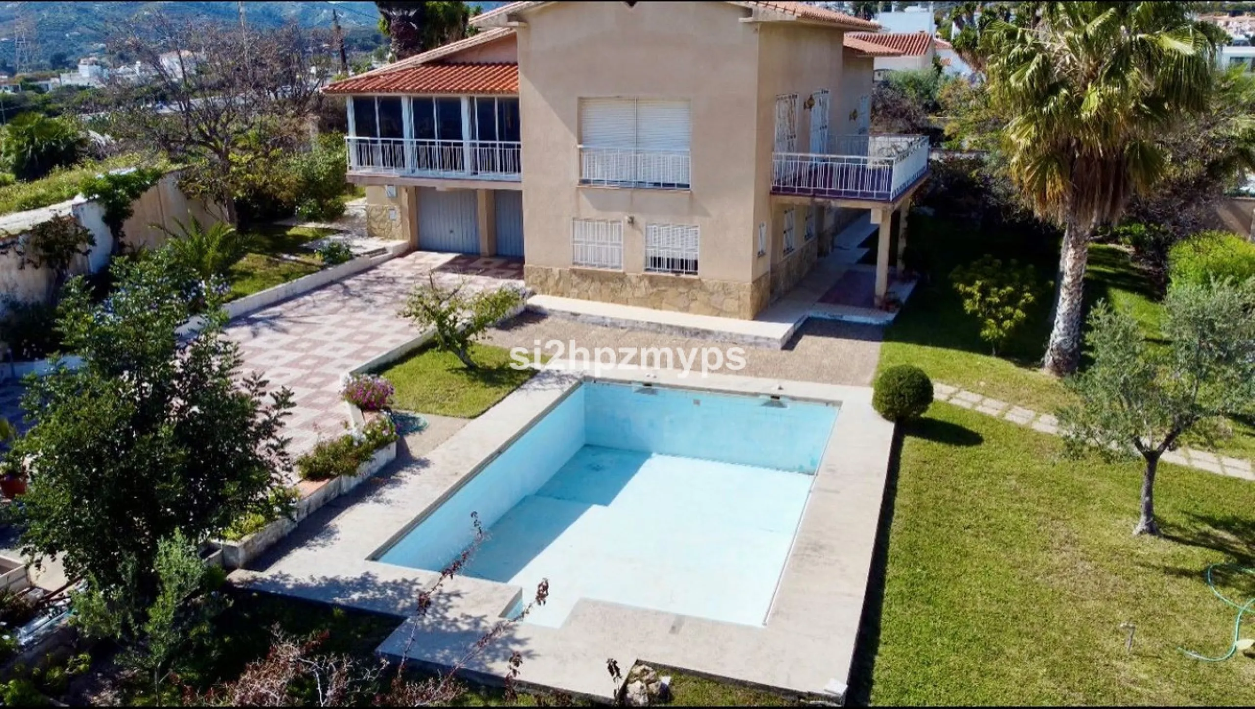Large villa with private pool in a sunny location overlooking Nerja! Welcome to this large villa of 300 sqm which houses, in addition to the main house, a separate studio and a guest apartment. The main house consists of four bedrooms, three bathrooms and