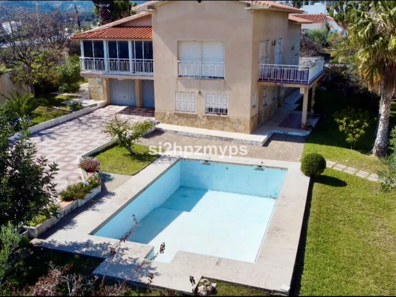 Large villa with private pool in a sunny location overlooking Nerja! Welcome to this large villa of 300 sqm which houses, in addition to the main house, a separate studio and a guest apartment. The main house consists of four bedrooms, three bathrooms and