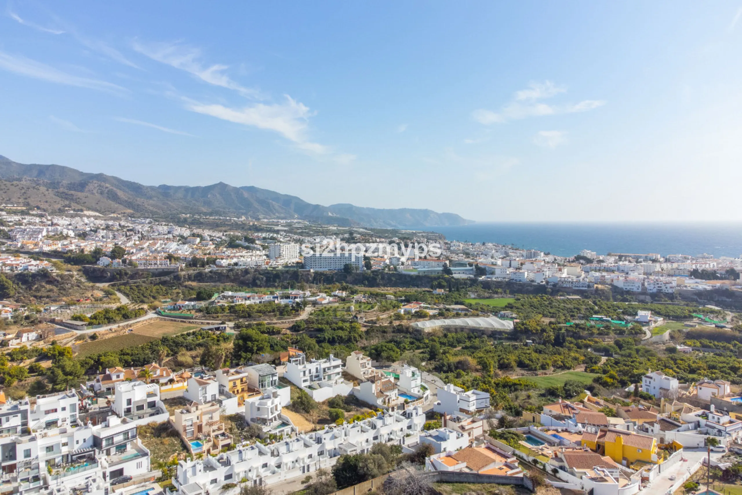 Large villa with private pool in a sunny location overlooking Nerja! Welcome to this large villa of 300 sqm which houses, in addition to the main house, a separate studio and a guest apartment. The main house consists of four bedrooms, three bathrooms and