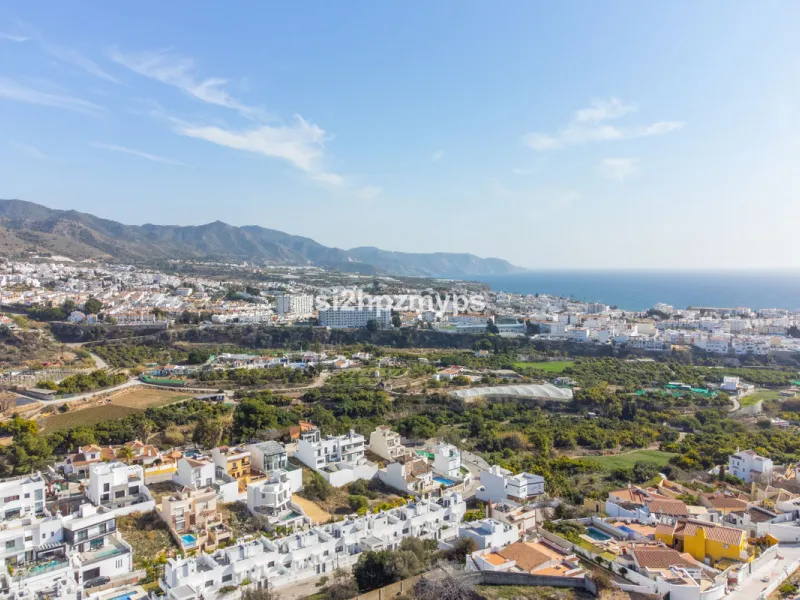 Large villa with private pool in a sunny location overlooking Nerja! Welcome to this large villa of 300 sqm which houses, in addition to the main house, a separate studio and a guest apartment. The main house consists of four bedrooms, three bathrooms and
