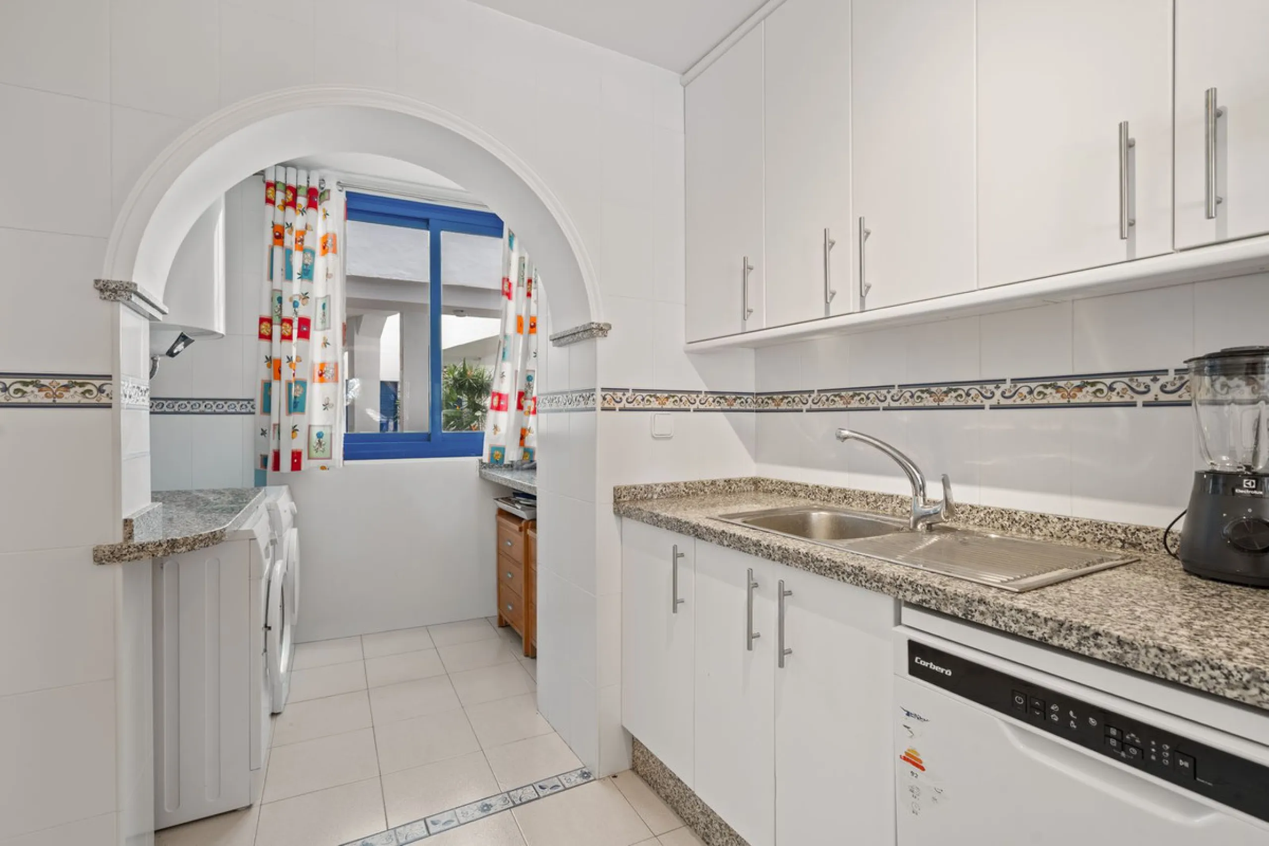 Apartment - Middle Floor Apartment в продаже в Manilva, Málaga. В доме 2 спален и 2 ванных комнат. Площадь дома 100 м²
