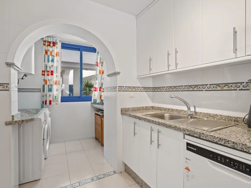 Apartment - Middle Floor Apartment в продаже в Manilva, Málaga. В доме 2 спален и 2 ванных комнат. Площадь дома 100 м²