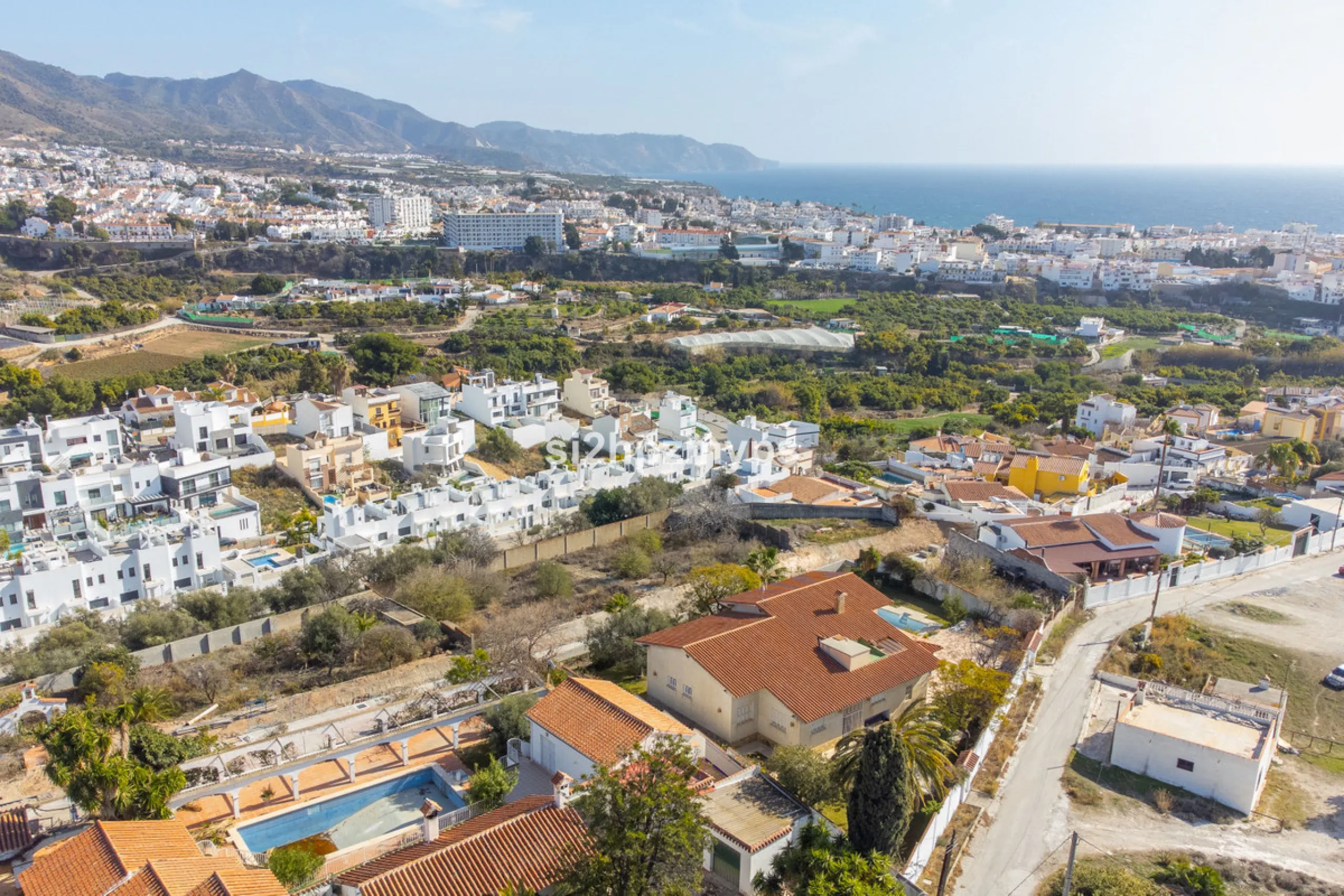 Large villa with private pool in a sunny location overlooking Nerja! Welcome to this large villa of 300 sqm which houses, in addition to the main house, a separate studio and a guest apartment. The main house consists of four bedrooms, three bathrooms and