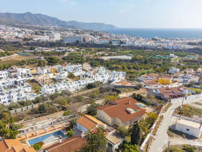 Large villa with private pool in a sunny location overlooking Nerja! Welcome to this large villa of 300 sqm which houses, in addition to the main house, a separate studio and a guest apartment. The main house consists of four bedrooms, three bathrooms and