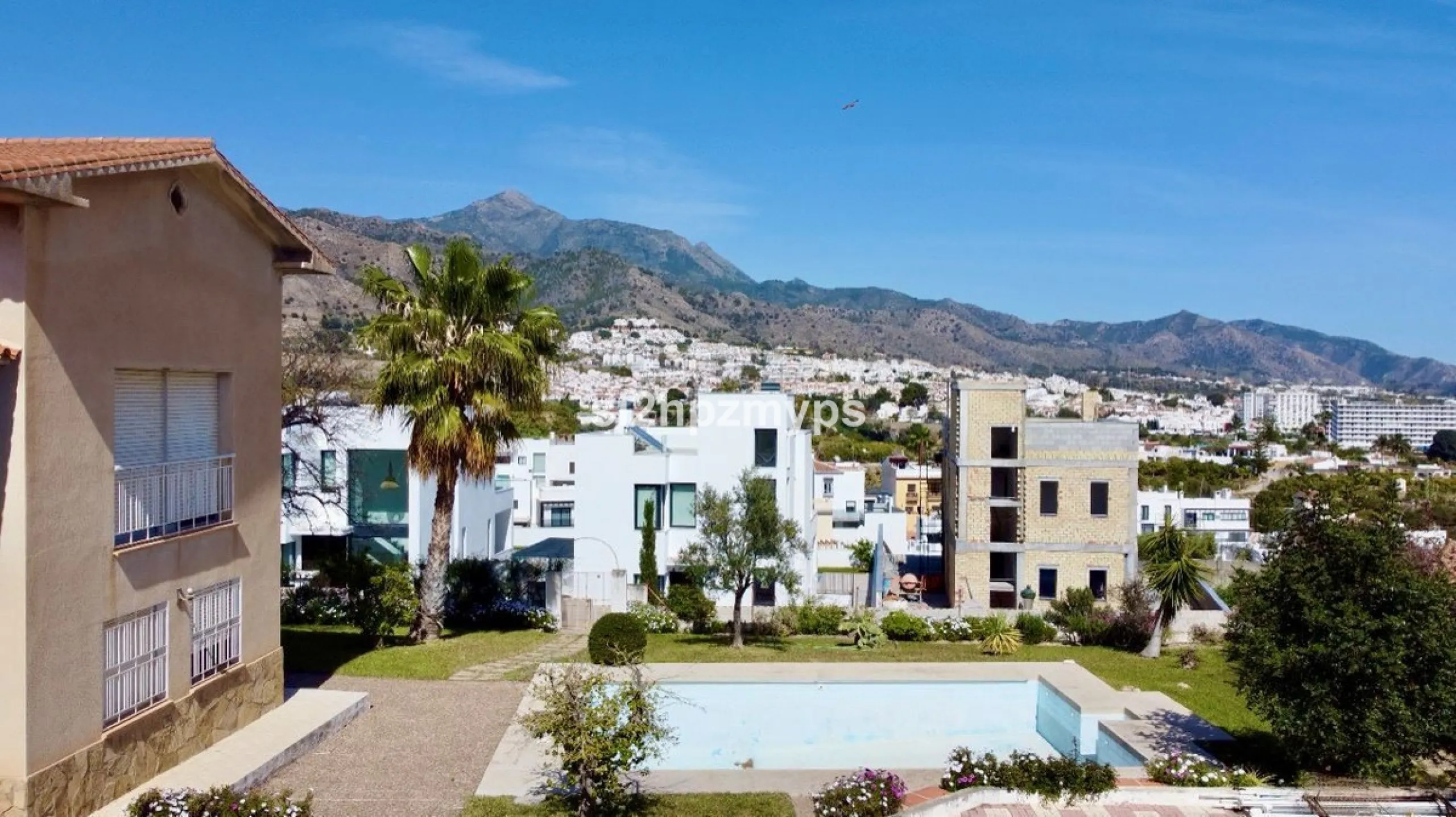 Large villa with private pool in a sunny location overlooking Nerja! Welcome to this large villa of 300 sqm which houses, in addition to the main house, a separate studio and a guest apartment. The main house consists of four bedrooms, three bathrooms and