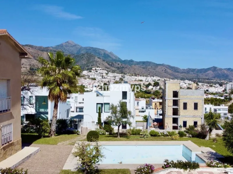 Large villa with private pool in a sunny location overlooking Nerja! Welcome to this large villa of 300 sqm which houses, in addition to the main house, a separate studio and a guest apartment. The main house consists of four bedrooms, three bathrooms and
