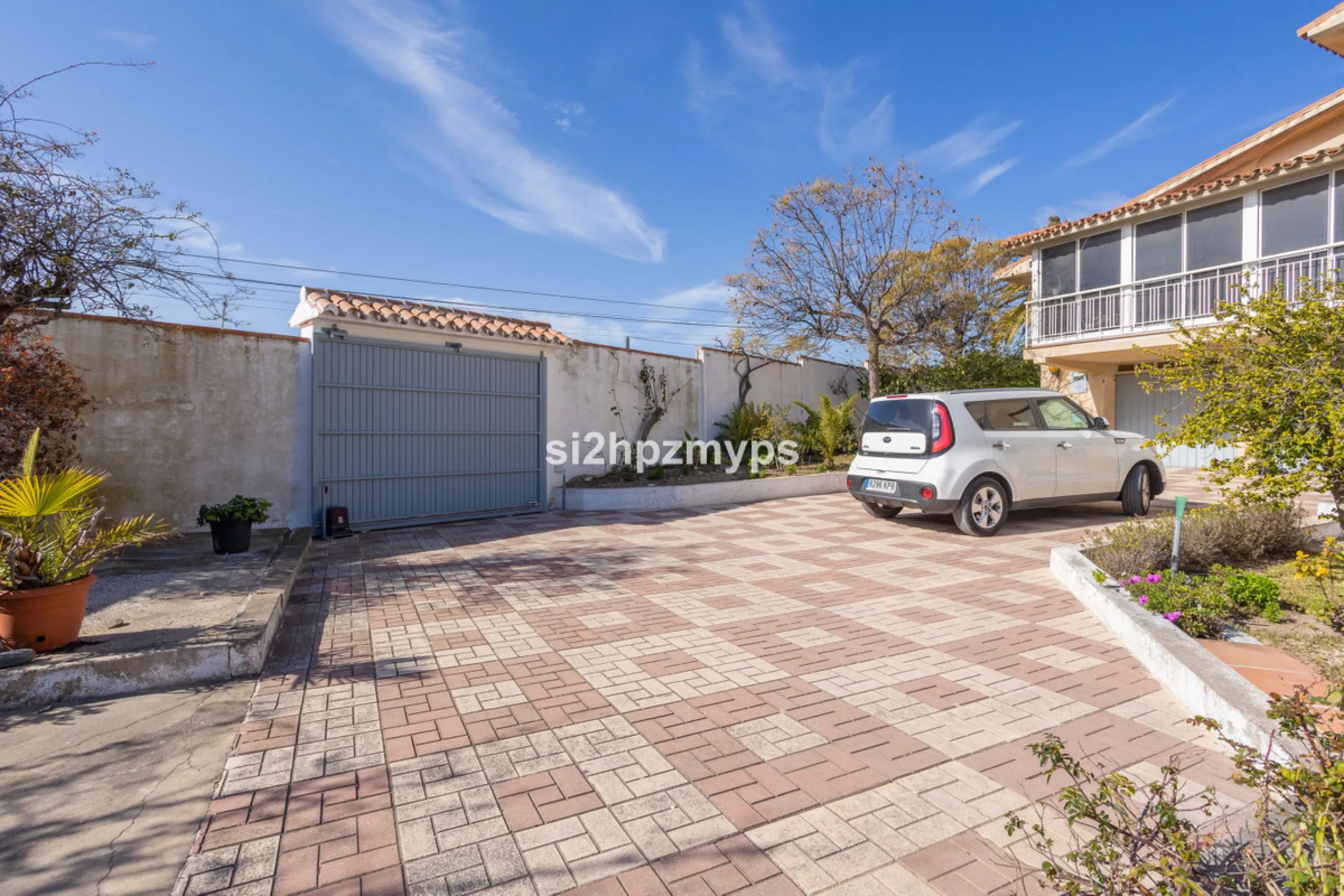 Large villa with private pool in a sunny location overlooking Nerja! Welcome to this large villa of 300 sqm which houses, in addition to the main house, a separate studio and a guest apartment. The main house consists of four bedrooms, three bathrooms and