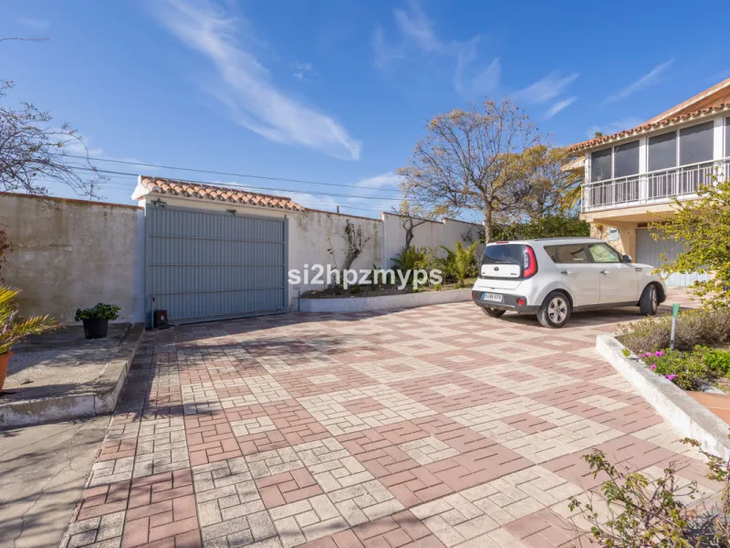 Large villa with private pool in a sunny location overlooking Nerja! Welcome to this large villa of 300 sqm which houses, in addition to the main house, a separate studio and a guest apartment. The main house consists of four bedrooms, three bathrooms and