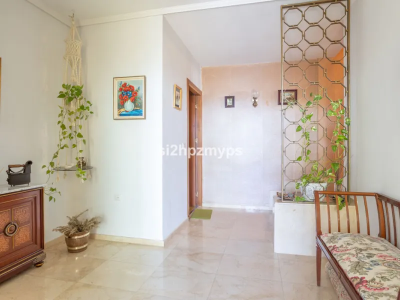Large villa with private pool in a sunny location overlooking Nerja! Welcome to this large villa of 300 sqm which houses, in addition to the main house, a separate studio and a guest apartment. The main house consists of four bedrooms, three bathrooms and