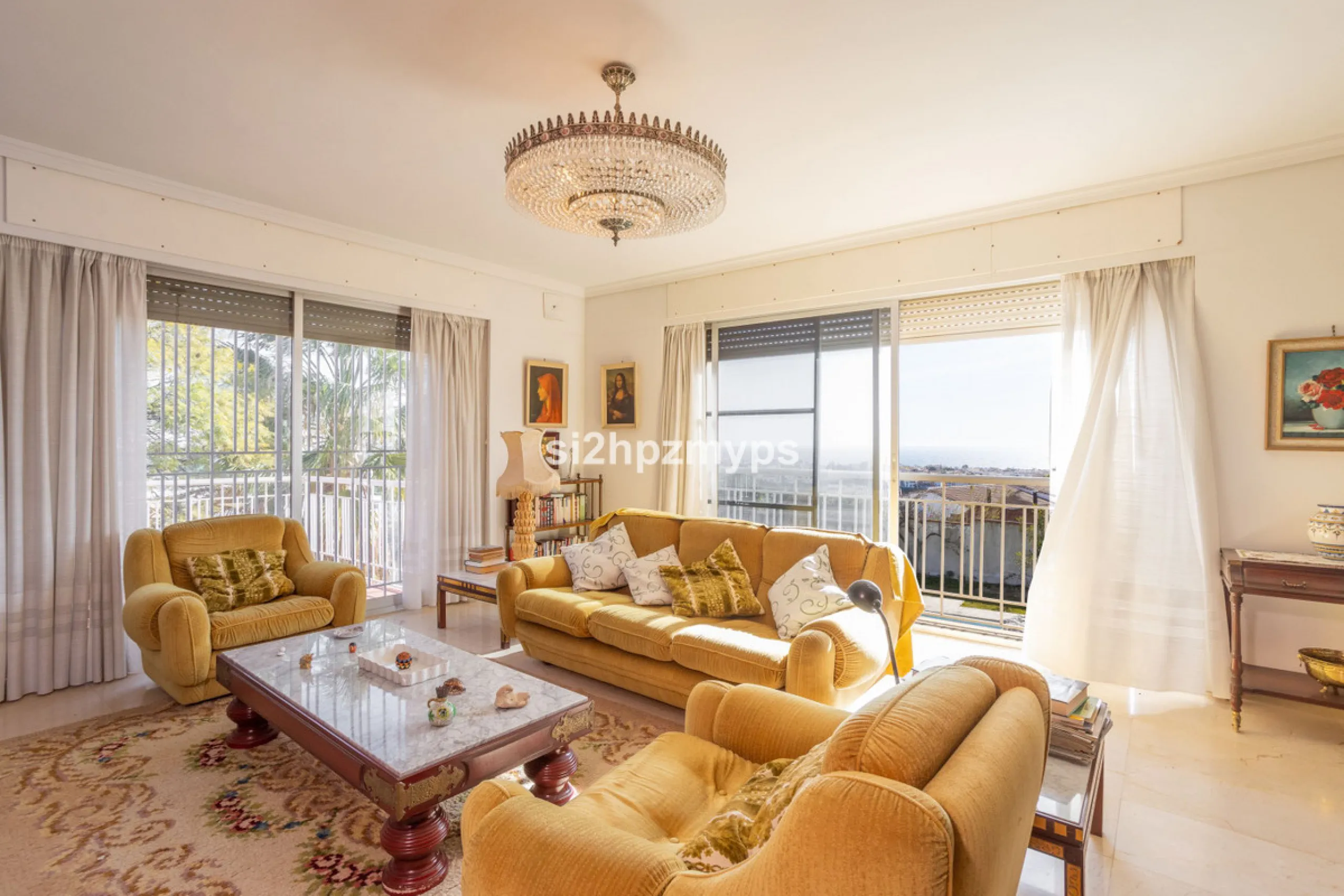 Large villa with private pool in a sunny location overlooking Nerja! Welcome to this large villa of 300 sqm which houses, in addition to the main house, a separate studio and a guest apartment. The main house consists of four bedrooms, three bathrooms and
