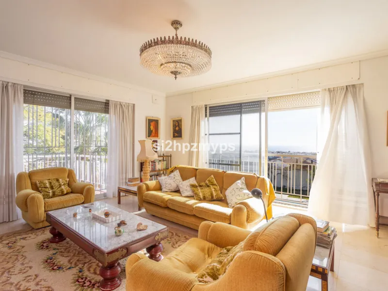 Large villa with private pool in a sunny location overlooking Nerja! Welcome to this large villa of 300 sqm which houses, in addition to the main house, a separate studio and a guest apartment. The main house consists of four bedrooms, three bathrooms and