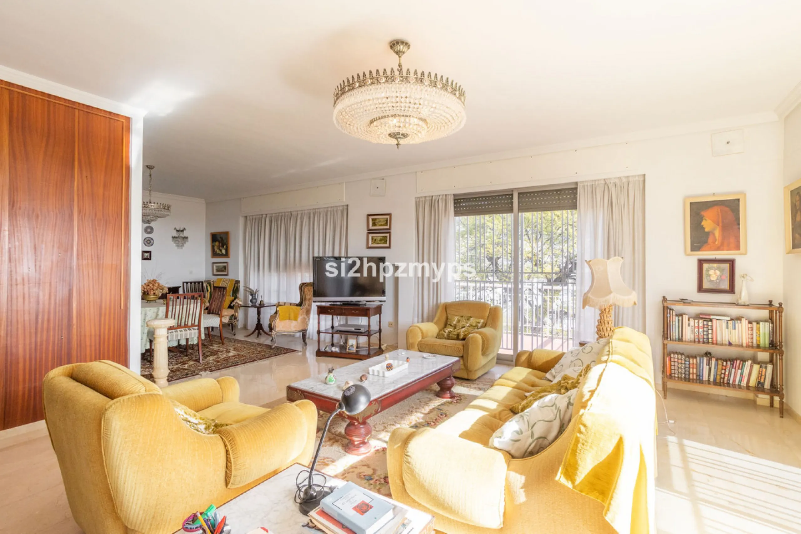 Large villa with private pool in a sunny location overlooking Nerja! Welcome to this large villa of 300 sqm which houses, in addition to the main house, a separate studio and a guest apartment. The main house consists of four bedrooms, three bathrooms and