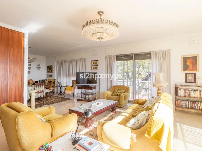 Large villa with private pool in a sunny location overlooking Nerja! Welcome to this large villa of 300 sqm which houses, in addition to the main house, a separate studio and a guest apartment. The main house consists of four bedrooms, three bathrooms and