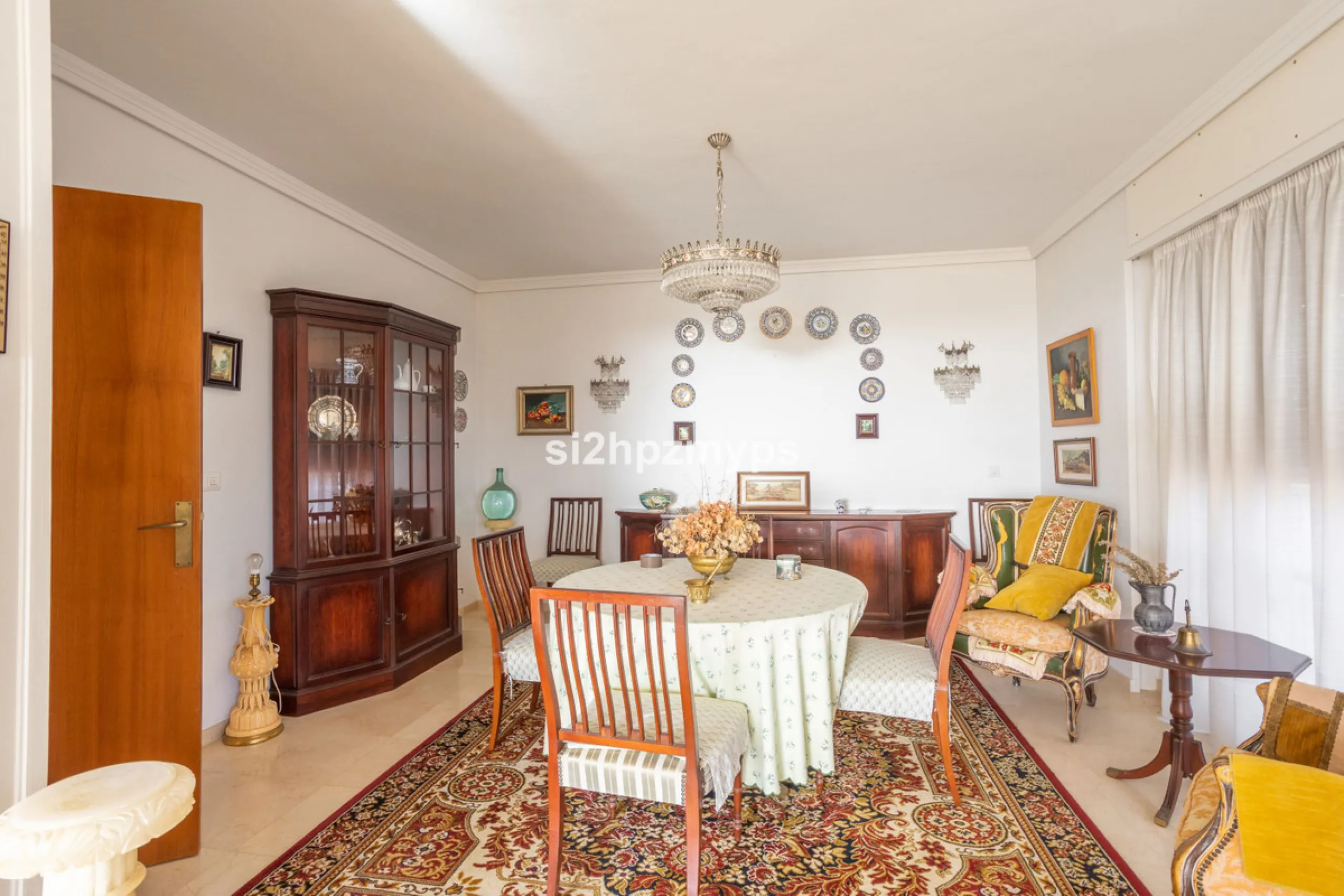 Large villa with private pool in a sunny location overlooking Nerja! Welcome to this large villa of 300 sqm which houses, in addition to the main house, a separate studio and a guest apartment. The main house consists of four bedrooms, three bathrooms and
