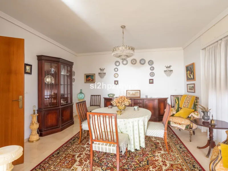 Large villa with private pool in a sunny location overlooking Nerja! Welcome to this large villa of 300 sqm which houses, in addition to the main house, a separate studio and a guest apartment. The main house consists of four bedrooms, three bathrooms and