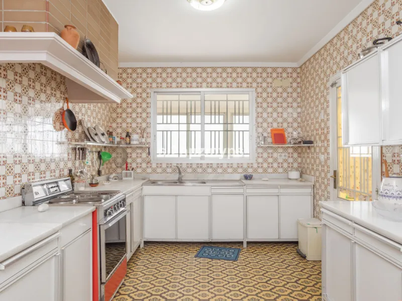 Large villa with private pool in a sunny location overlooking Nerja! Welcome to this large villa of 300 sqm which houses, in addition to the main house, a separate studio and a guest apartment. The main house consists of four bedrooms, three bathrooms and