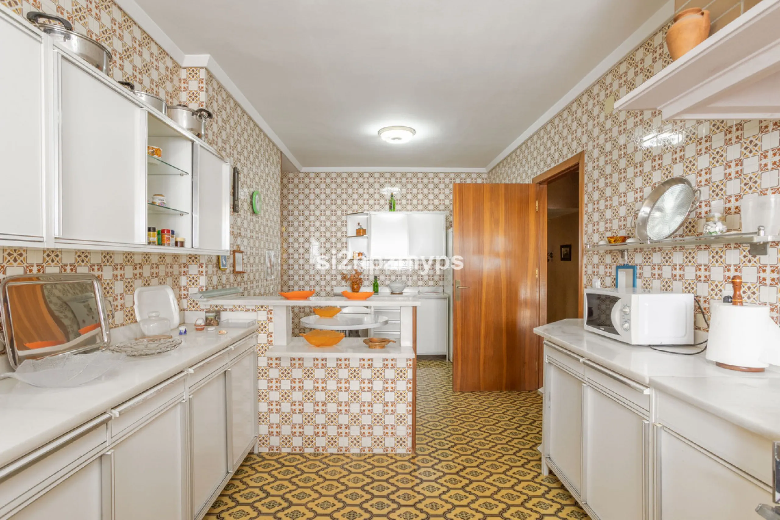 Large villa with private pool in a sunny location overlooking Nerja! Welcome to this large villa of 300 sqm which houses, in addition to the main house, a separate studio and a guest apartment. The main house consists of four bedrooms, three bathrooms and