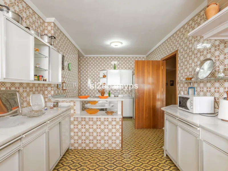 Large villa with private pool in a sunny location overlooking Nerja! Welcome to this large villa of 300 sqm which houses, in addition to the main house, a separate studio and a guest apartment. The main house consists of four bedrooms, three bathrooms and