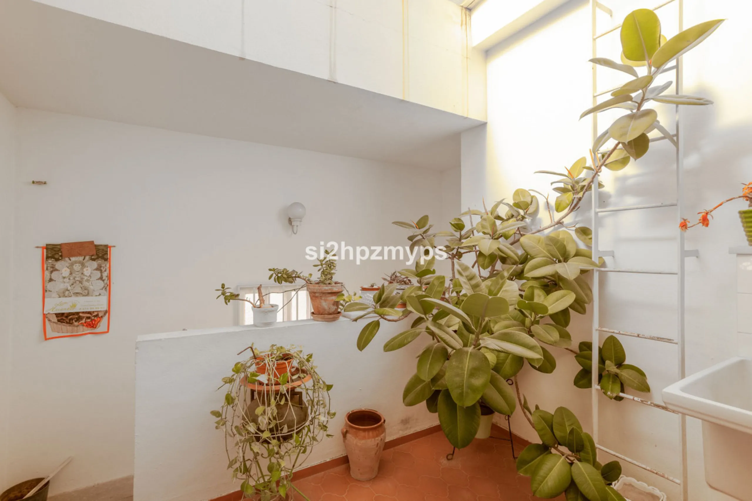 Large villa with private pool in a sunny location overlooking Nerja! Welcome to this large villa of 300 sqm which houses, in addition to the main house, a separate studio and a guest apartment. The main house consists of four bedrooms, three bathrooms and