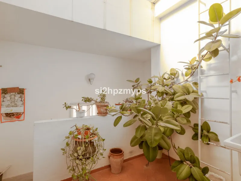 Large villa with private pool in a sunny location overlooking Nerja! Welcome to this large villa of 300 sqm which houses, in addition to the main house, a separate studio and a guest apartment. The main house consists of four bedrooms, three bathrooms and