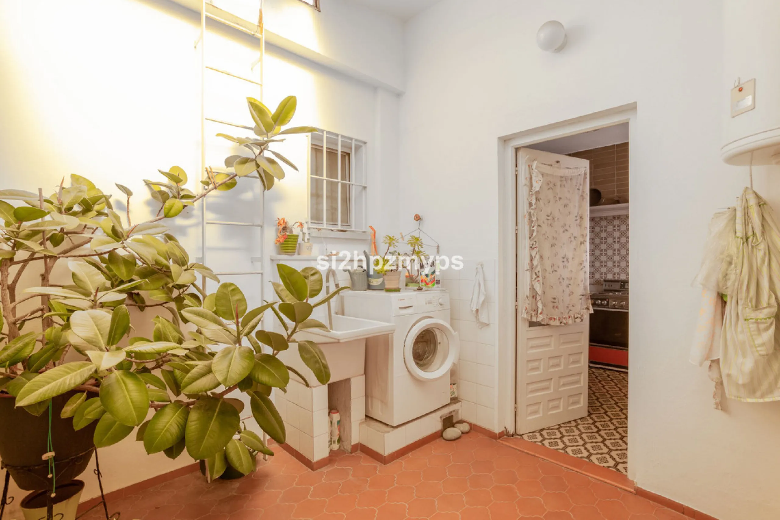 Large villa with private pool in a sunny location overlooking Nerja! Welcome to this large villa of 300 sqm which houses, in addition to the main house, a separate studio and a guest apartment. The main house consists of four bedrooms, three bathrooms and
