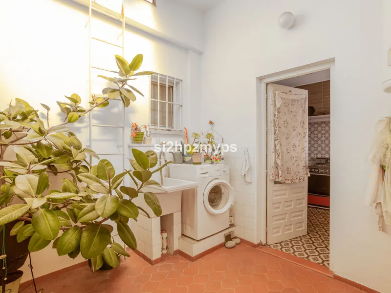 Large villa with private pool in a sunny location overlooking Nerja! Welcome to this large villa of 300 sqm which houses, in addition to the main house, a separate studio and a guest apartment. The main house consists of four bedrooms, three bathrooms and