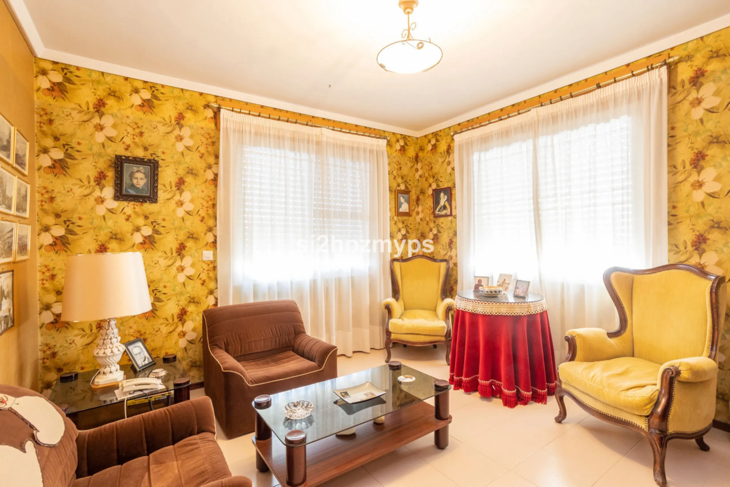 Large villa with private pool in a sunny location overlooking Nerja! Welcome to this large villa of 300 sqm which houses, in addition to the main house, a separate studio and a guest apartment. The main house consists of four bedrooms, three bathrooms and