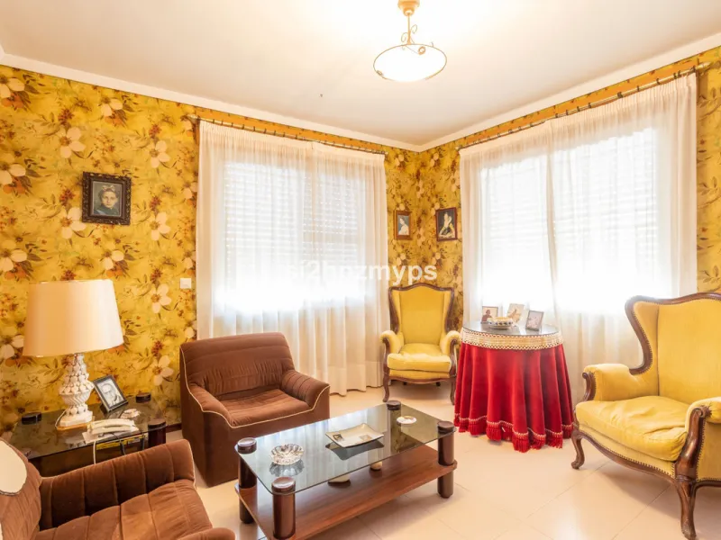 Large villa with private pool in a sunny location overlooking Nerja! Welcome to this large villa of 300 sqm which houses, in addition to the main house, a separate studio and a guest apartment. The main house consists of four bedrooms, three bathrooms and