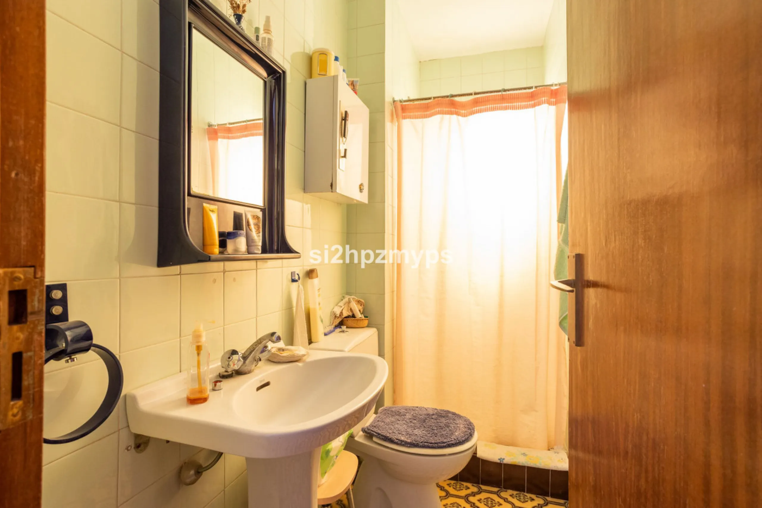 Large villa with private pool in a sunny location overlooking Nerja! Welcome to this large villa of 300 sqm which houses, in addition to the main house, a separate studio and a guest apartment. The main house consists of four bedrooms, three bathrooms and