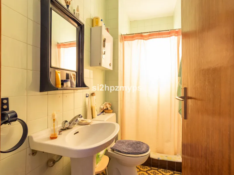 Large villa with private pool in a sunny location overlooking Nerja! Welcome to this large villa of 300 sqm which houses, in addition to the main house, a separate studio and a guest apartment. The main house consists of four bedrooms, three bathrooms and