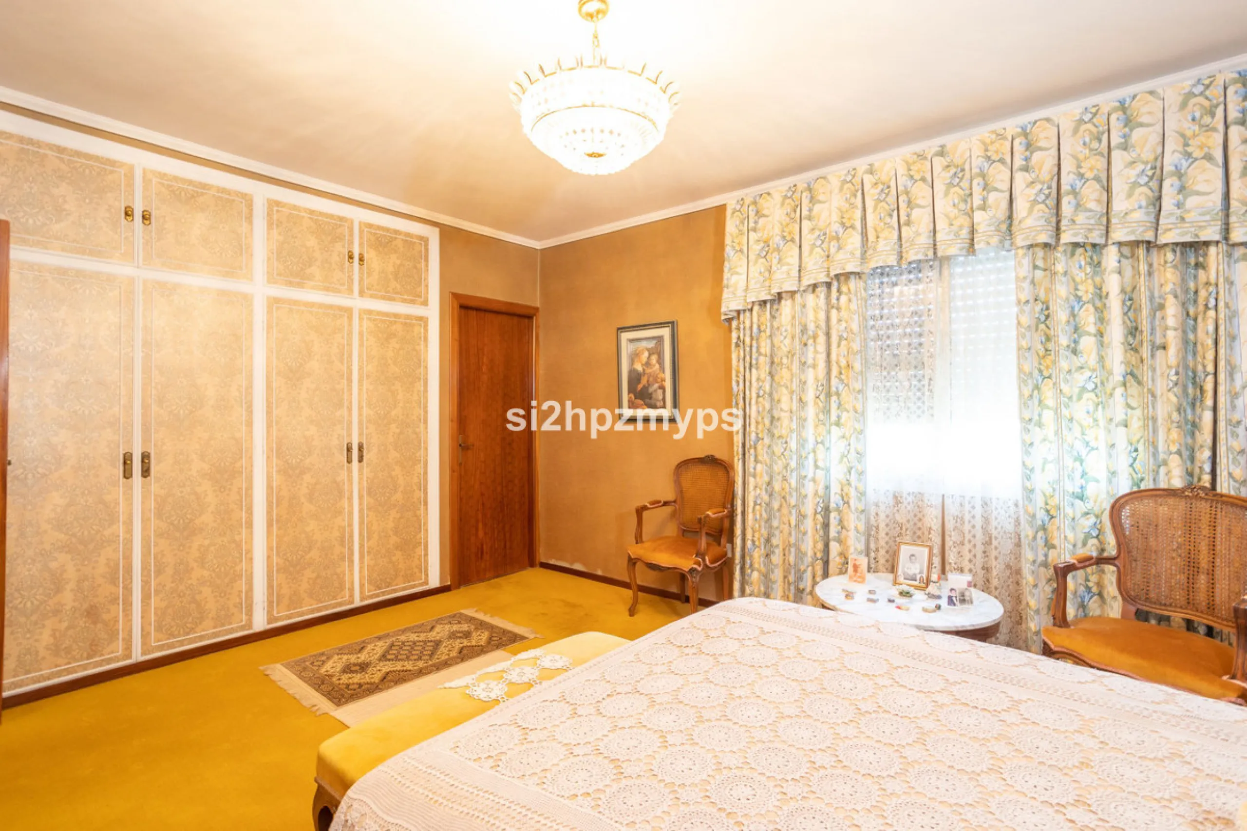 Large villa with private pool in a sunny location overlooking Nerja! Welcome to this large villa of 300 sqm which houses, in addition to the main house, a separate studio and a guest apartment. The main house consists of four bedrooms, three bathrooms and
