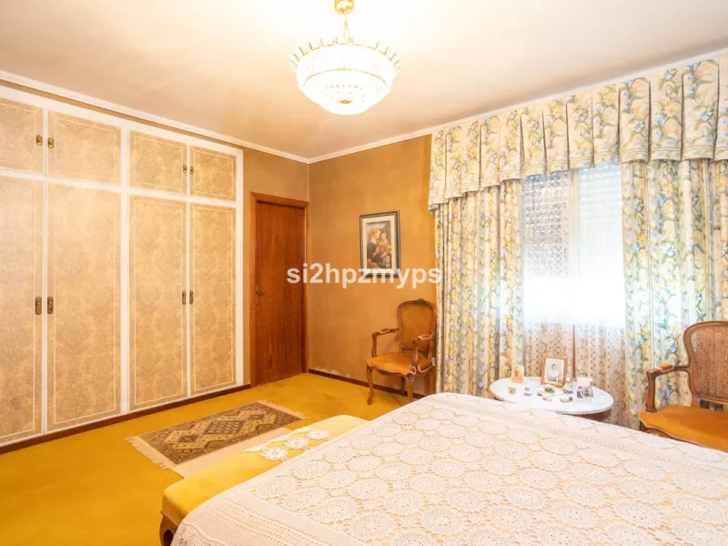 Large villa with private pool in a sunny location overlooking Nerja! Welcome to this large villa of 300 sqm which houses, in addition to the main house, a separate studio and a guest apartment. The main house consists of four bedrooms, three bathrooms and