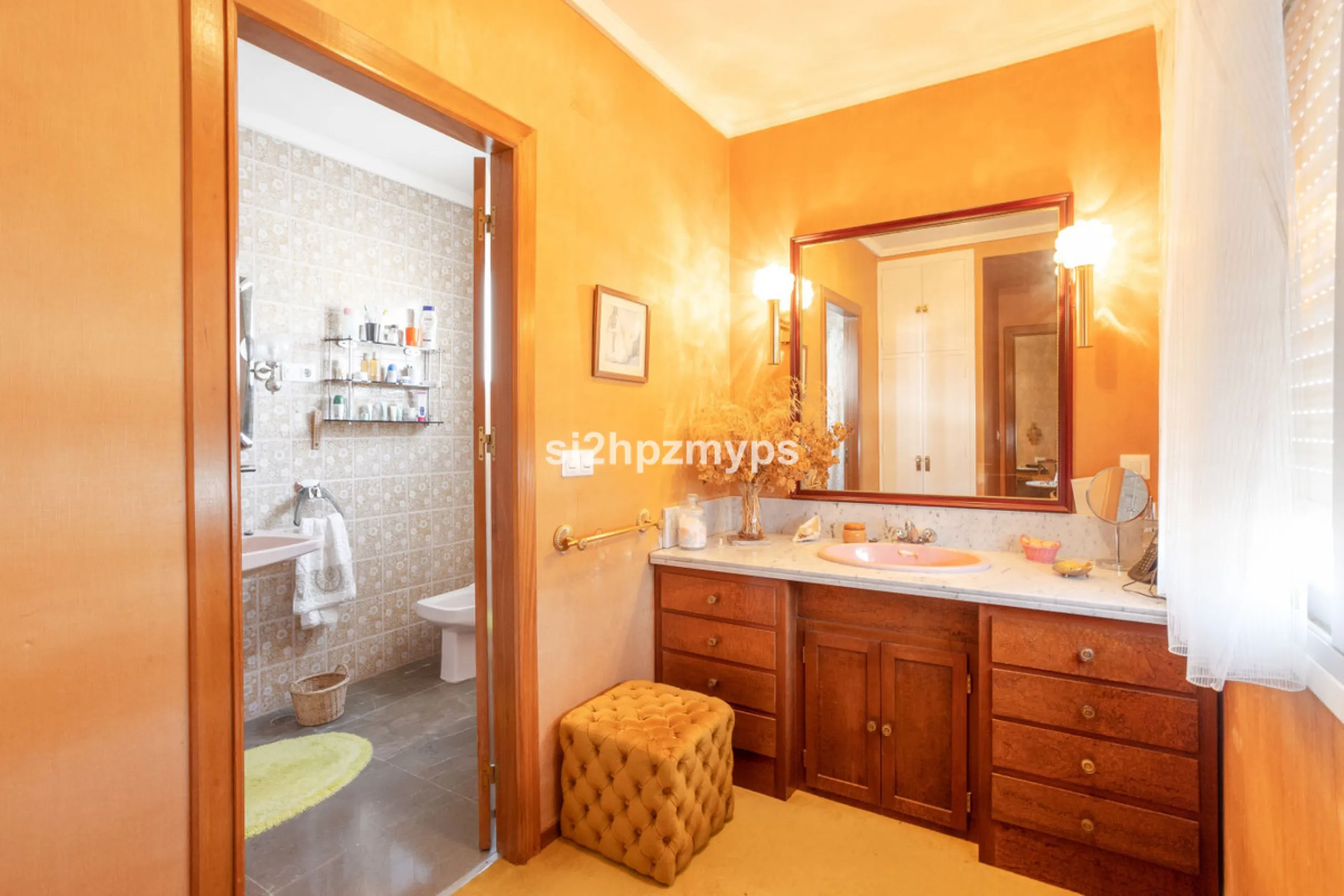 Large villa with private pool in a sunny location overlooking Nerja! Welcome to this large villa of 300 sqm which houses, in addition to the main house, a separate studio and a guest apartment. The main house consists of four bedrooms, three bathrooms and
