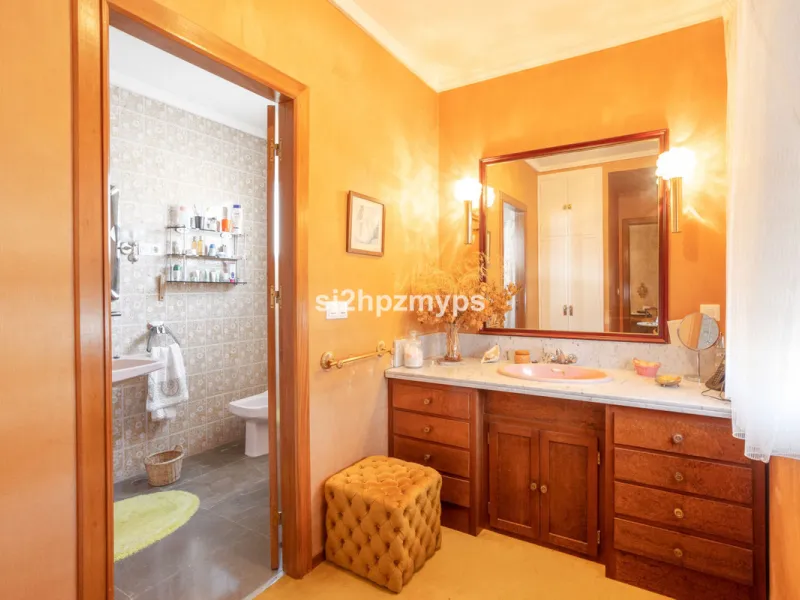 Large villa with private pool in a sunny location overlooking Nerja! Welcome to this large villa of 300 sqm which houses, in addition to the main house, a separate studio and a guest apartment. The main house consists of four bedrooms, three bathrooms and