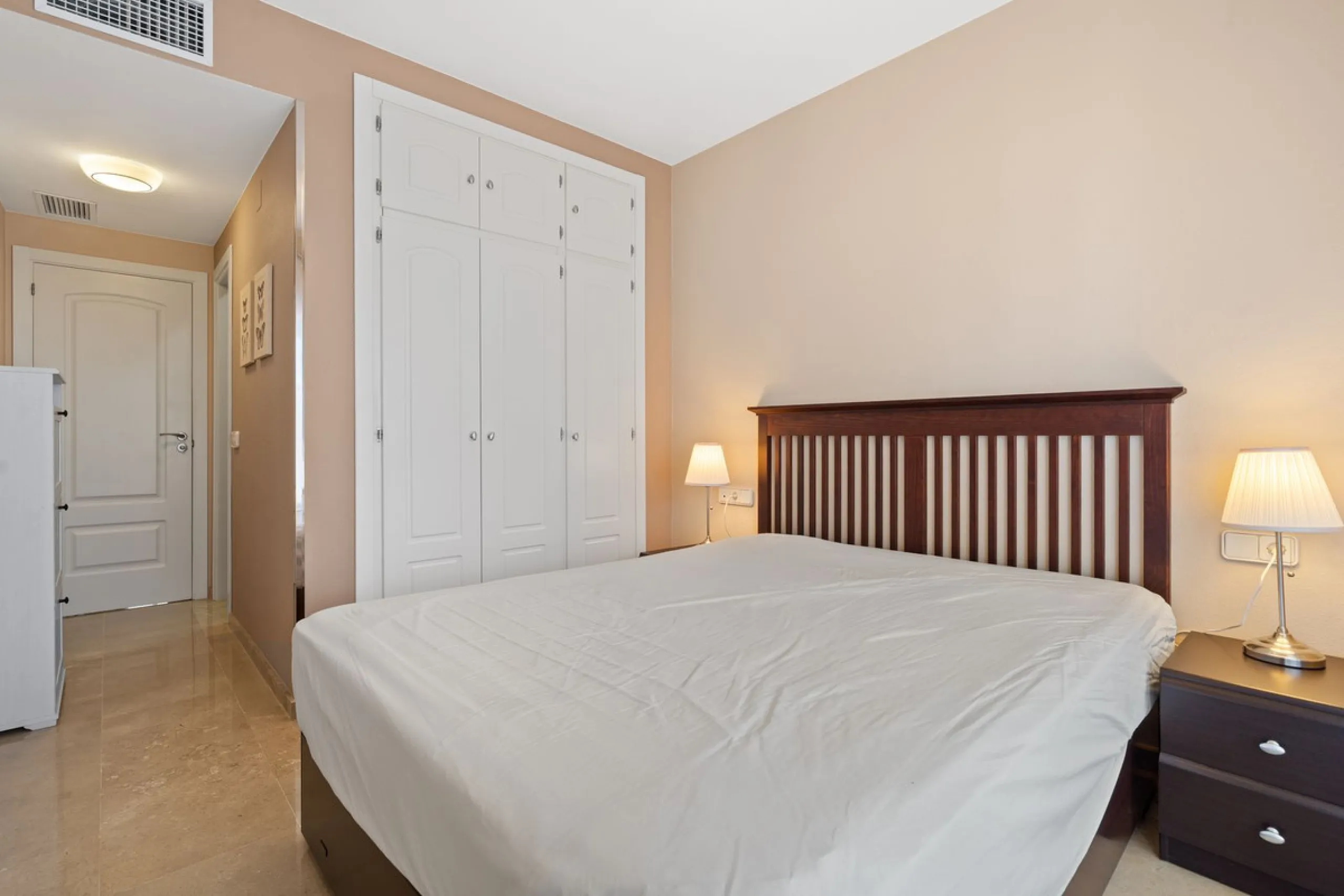 Apartment - Middle Floor Apartment в продаже в Manilva, Málaga. В доме 2 спален и 2 ванных комнат. Площадь дома 100 м²
