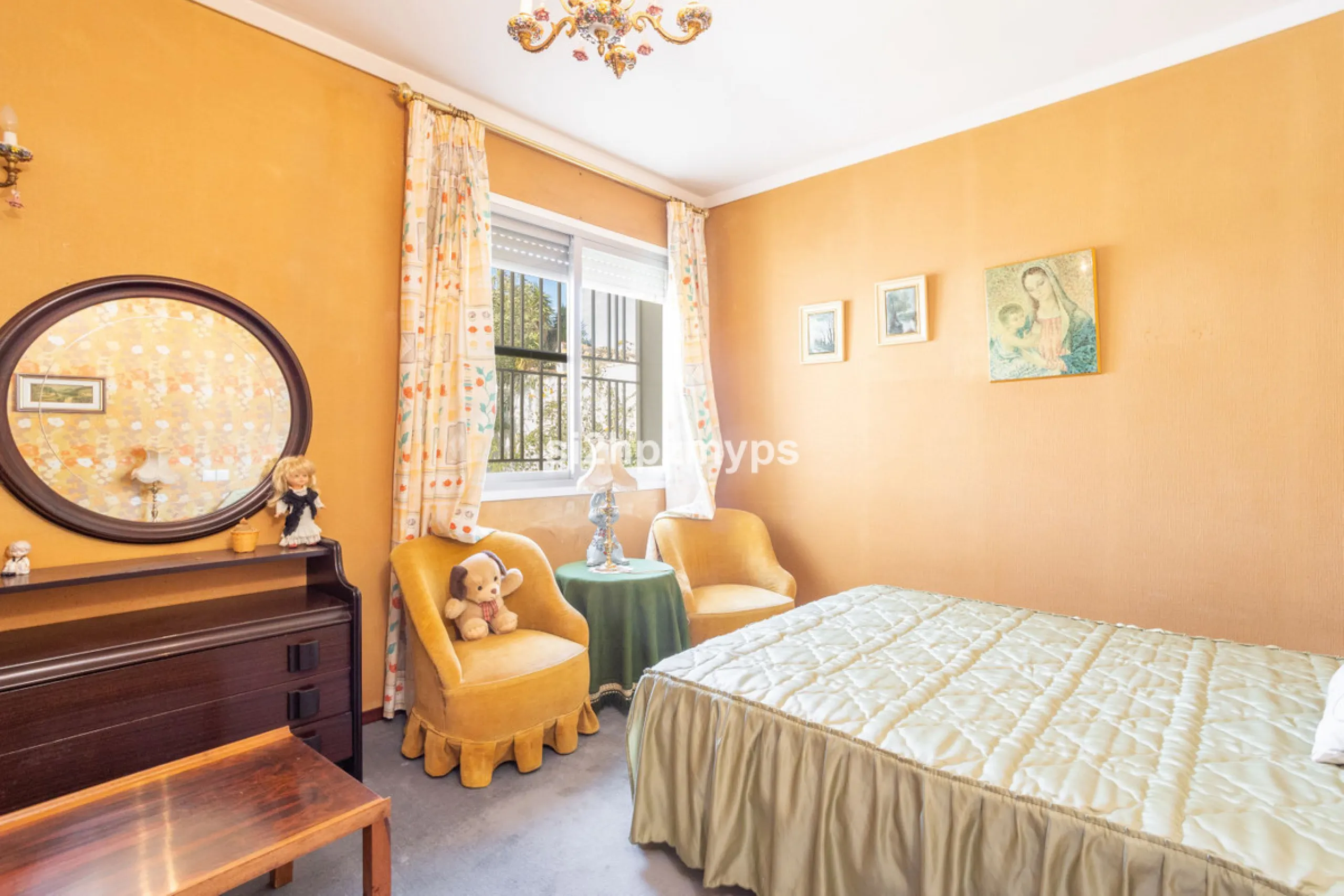 Large villa with private pool in a sunny location overlooking Nerja! Welcome to this large villa of 300 sqm which houses, in addition to the main house, a separate studio and a guest apartment. The main house consists of four bedrooms, three bathrooms and