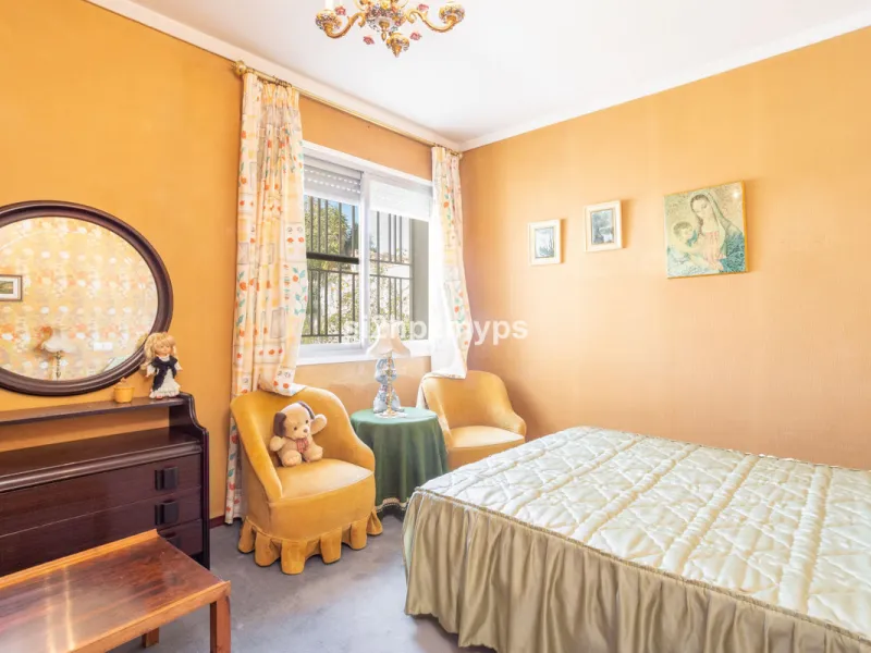 Large villa with private pool in a sunny location overlooking Nerja! Welcome to this large villa of 300 sqm which houses, in addition to the main house, a separate studio and a guest apartment. The main house consists of four bedrooms, three bathrooms and