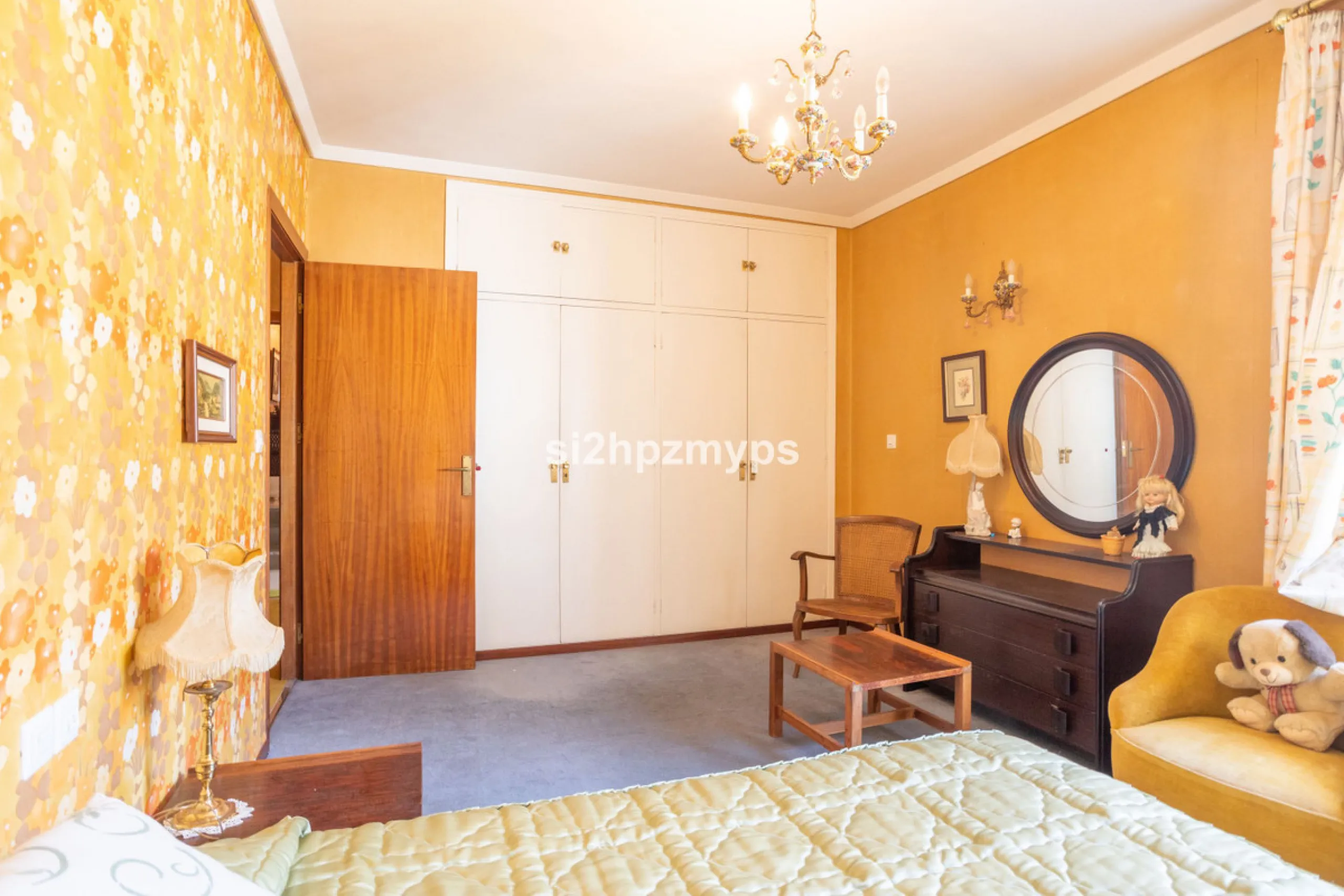 Large villa with private pool in a sunny location overlooking Nerja! Welcome to this large villa of 300 sqm which houses, in addition to the main house, a separate studio and a guest apartment. The main house consists of four bedrooms, three bathrooms and