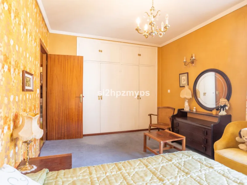 Large villa with private pool in a sunny location overlooking Nerja! Welcome to this large villa of 300 sqm which houses, in addition to the main house, a separate studio and a guest apartment. The main house consists of four bedrooms, three bathrooms and