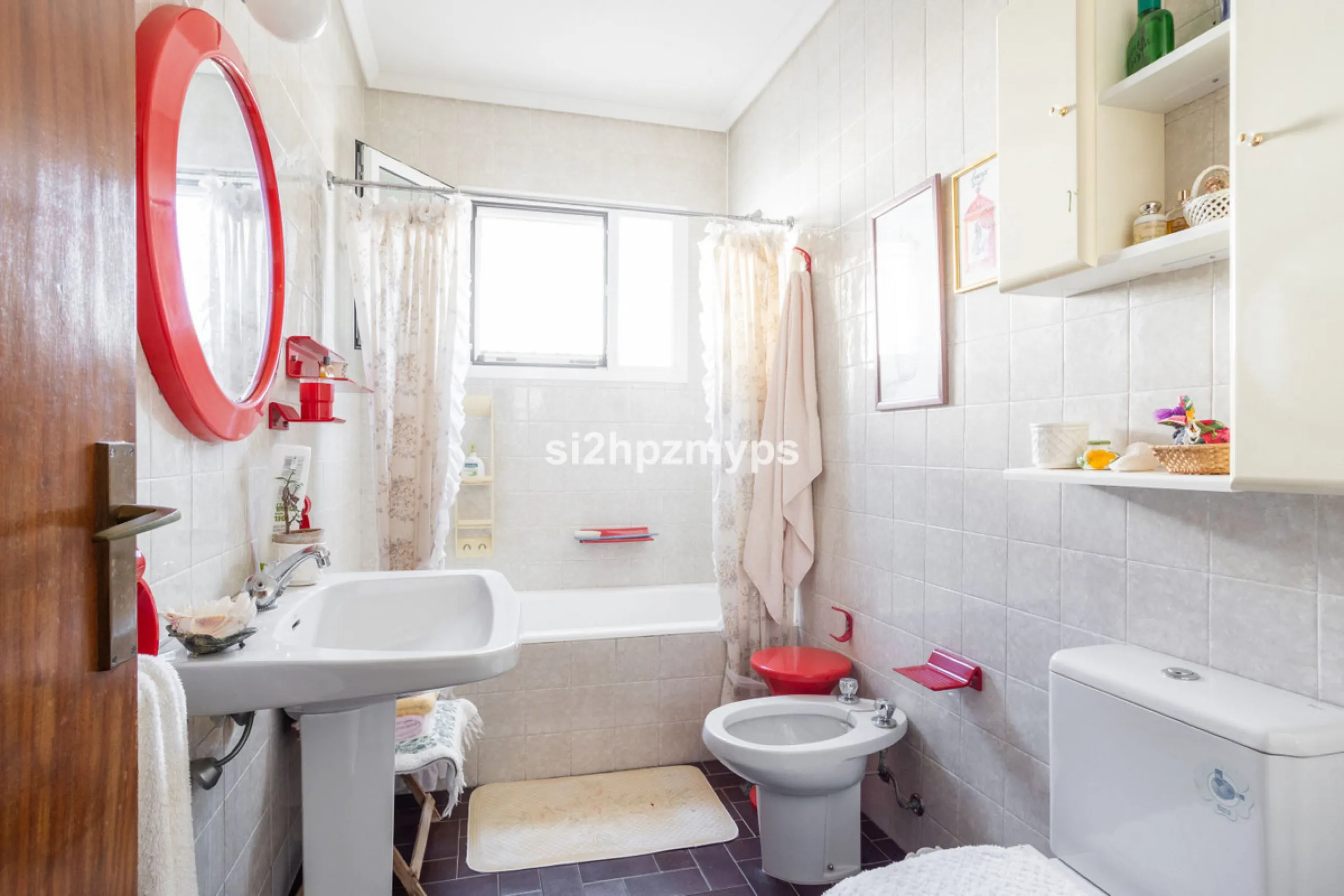 Large villa with private pool in a sunny location overlooking Nerja! Welcome to this large villa of 300 sqm which houses, in addition to the main house, a separate studio and a guest apartment. The main house consists of four bedrooms, three bathrooms and