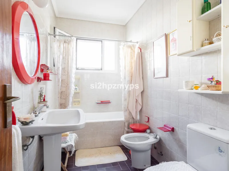 Large villa with private pool in a sunny location overlooking Nerja! Welcome to this large villa of 300 sqm which houses, in addition to the main house, a separate studio and a guest apartment. The main house consists of four bedrooms, three bathrooms and