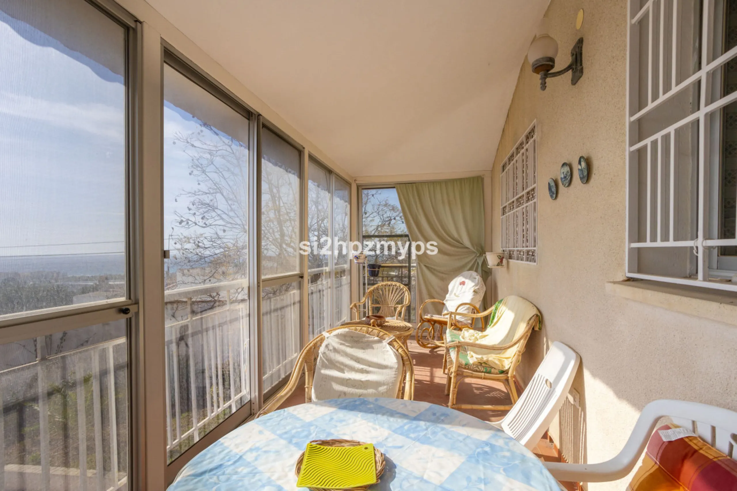 Large villa with private pool in a sunny location overlooking Nerja! Welcome to this large villa of 300 sqm which houses, in addition to the main house, a separate studio and a guest apartment. The main house consists of four bedrooms, three bathrooms and