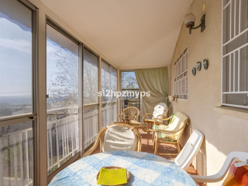Large villa with private pool in a sunny location overlooking Nerja! Welcome to this large villa of 300 sqm which houses, in addition to the main house, a separate studio and a guest apartment. The main house consists of four bedrooms, three bathrooms and