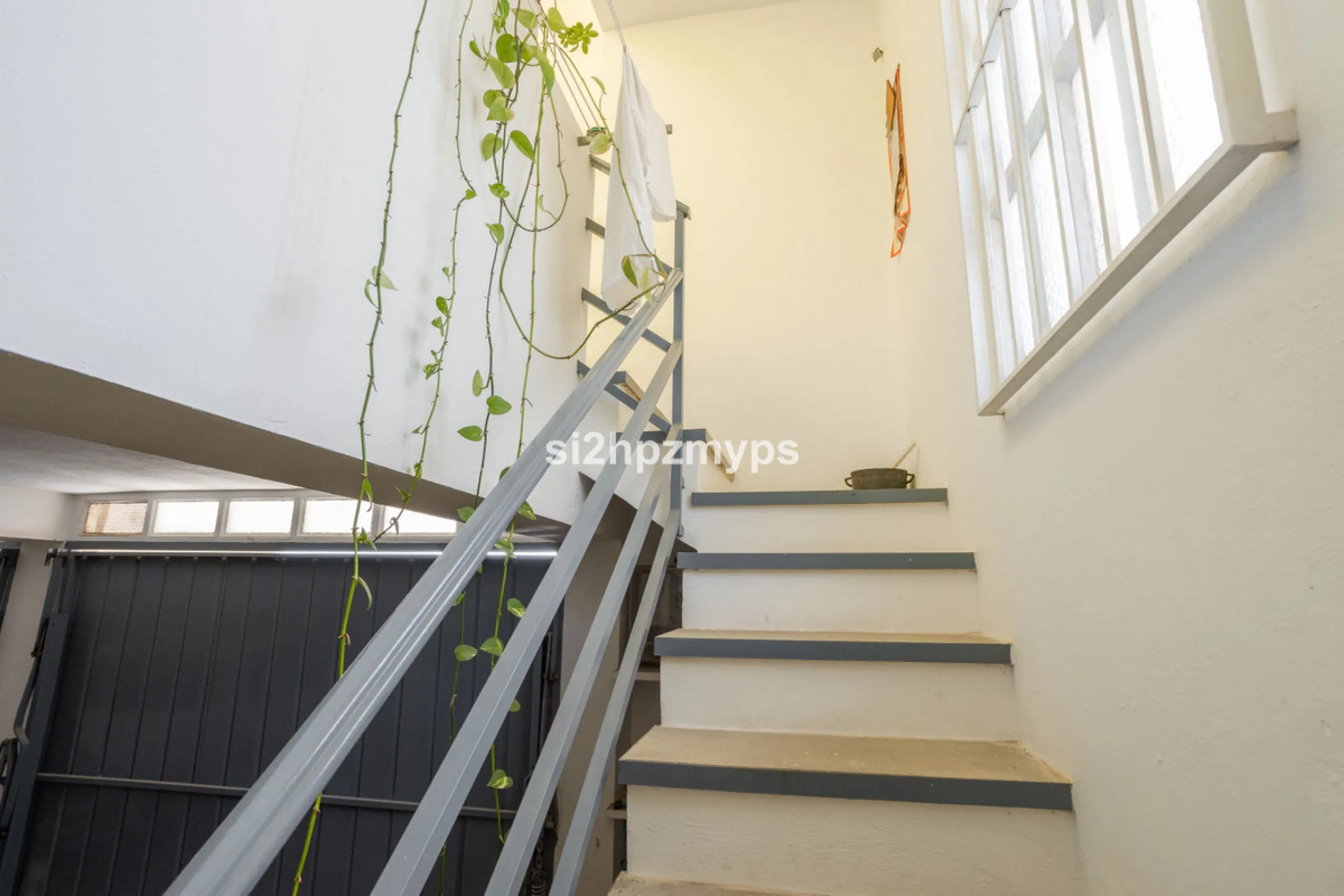 Large villa with private pool in a sunny location overlooking Nerja! Welcome to this large villa of 300 sqm which houses, in addition to the main house, a separate studio and a guest apartment. The main house consists of four bedrooms, three bathrooms and