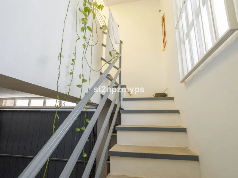 Large villa with private pool in a sunny location overlooking Nerja! Welcome to this large villa of 300 sqm which houses, in addition to the main house, a separate studio and a guest apartment. The main house consists of four bedrooms, three bathrooms and
