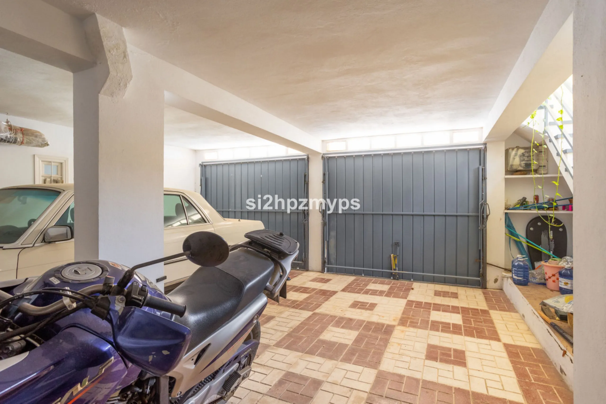 Large villa with private pool in a sunny location overlooking Nerja! Welcome to this large villa of 300 sqm which houses, in addition to the main house, a separate studio and a guest apartment. The main house consists of four bedrooms, three bathrooms and
