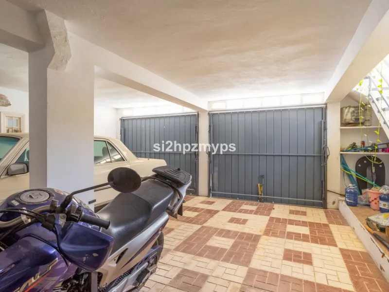 Large villa with private pool in a sunny location overlooking Nerja! Welcome to this large villa of 300 sqm which houses, in addition to the main house, a separate studio and a guest apartment. The main house consists of four bedrooms, three bathrooms and