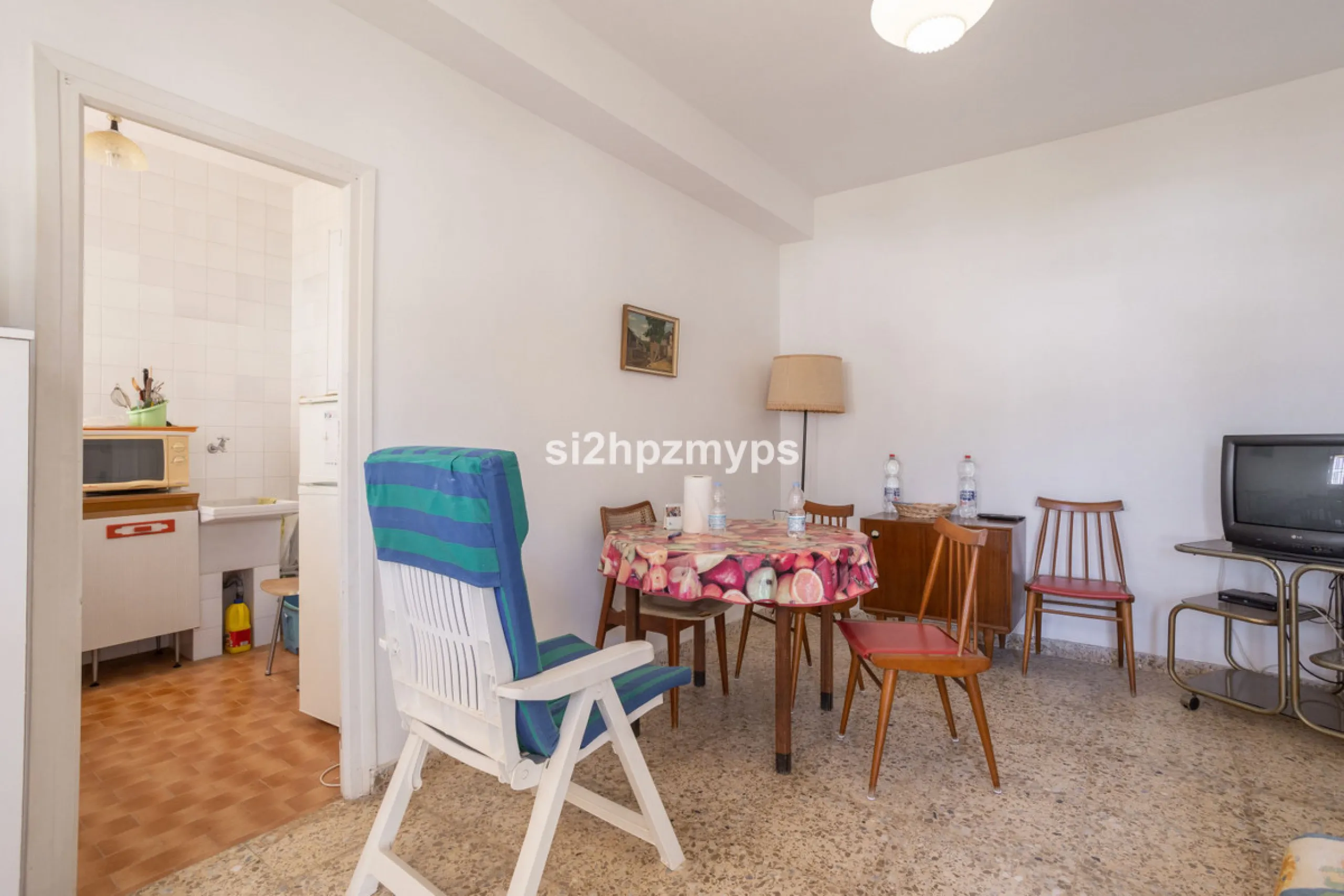 Large villa with private pool in a sunny location overlooking Nerja! Welcome to this large villa of 300 sqm which houses, in addition to the main house, a separate studio and a guest apartment. The main house consists of four bedrooms, three bathrooms and
